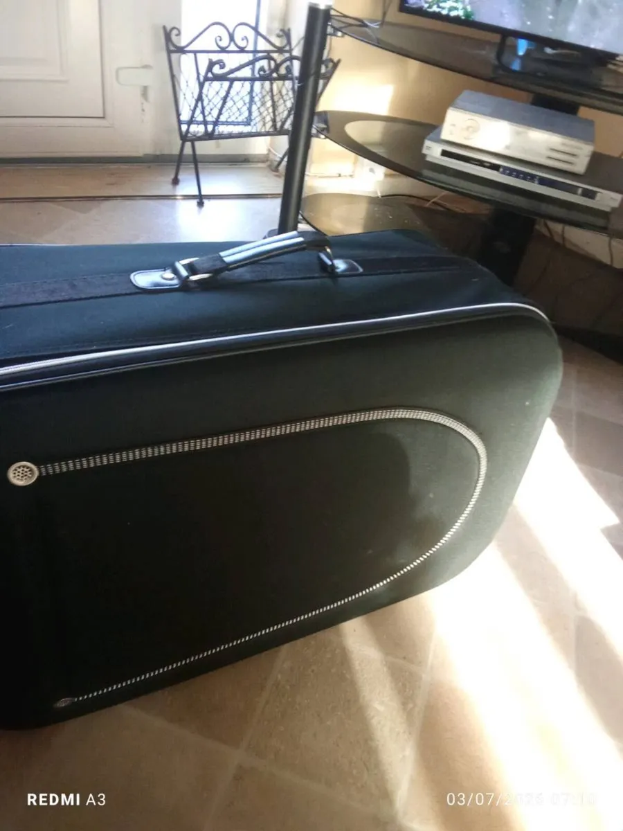 Suitcase mint condition on wheels 25 euro - Image 4