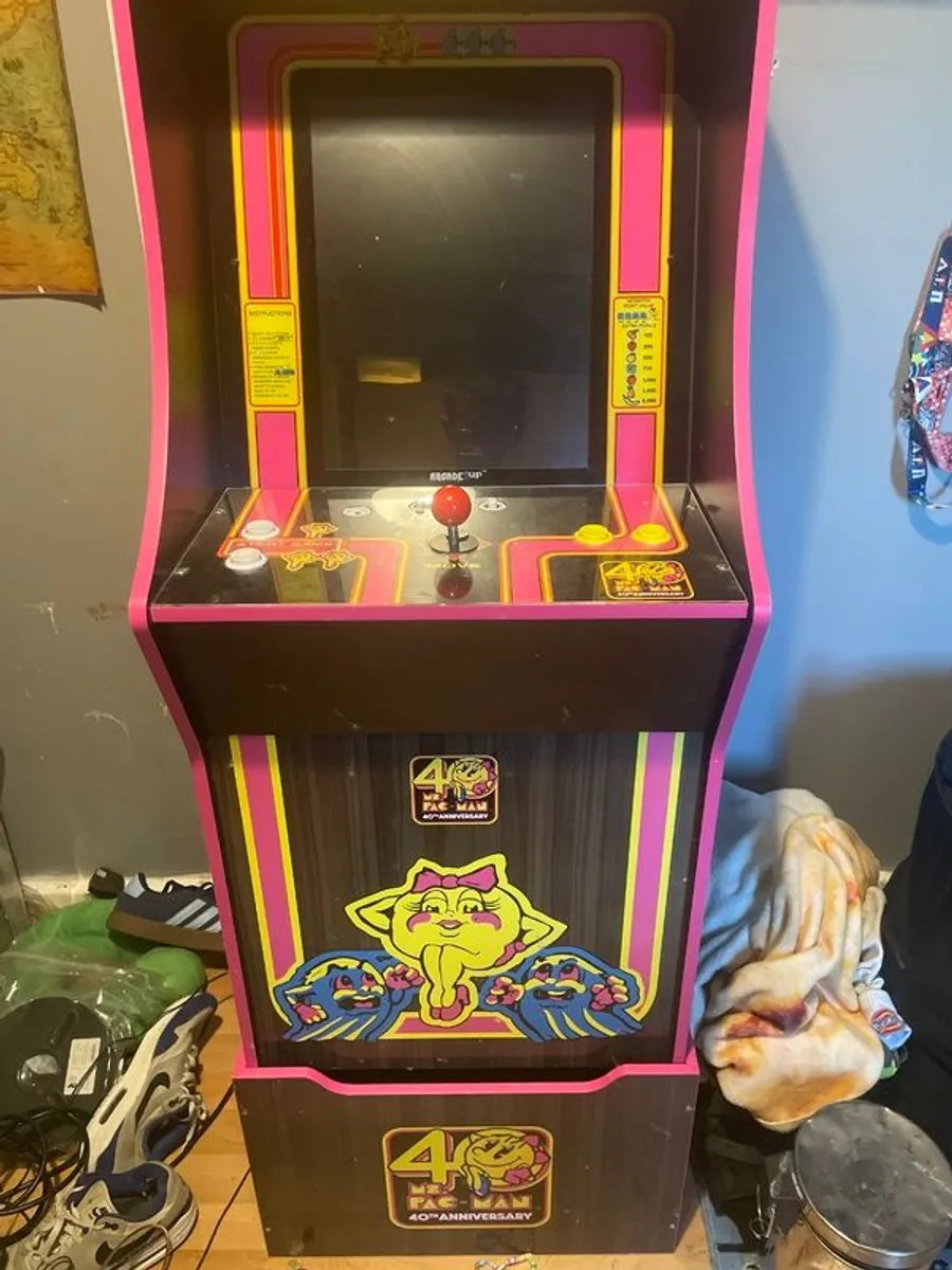 Arcade 1up mrs pac man 40th anniversary and chair - Image 3
