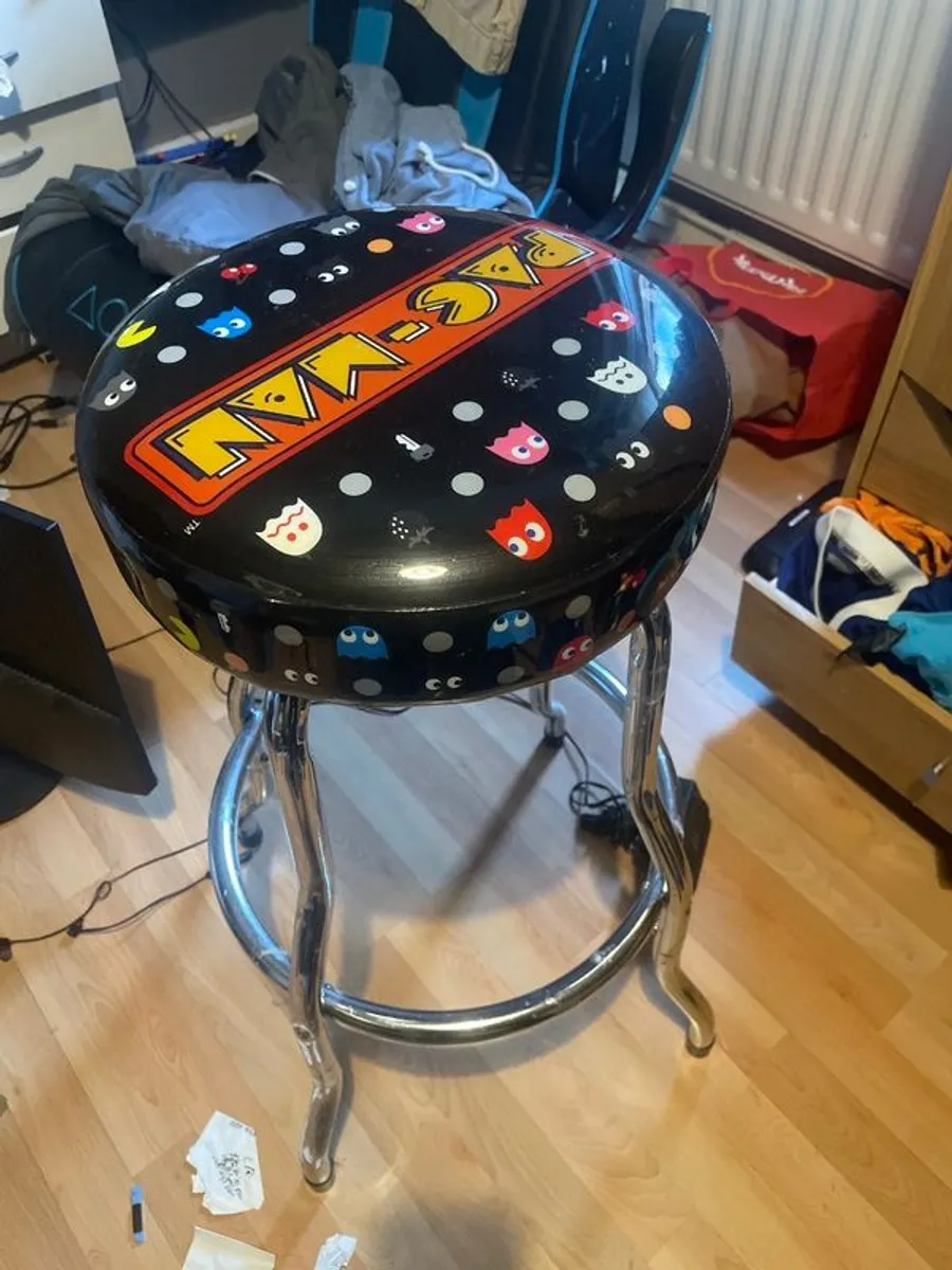 Arcade 1up mrs pac man 40th anniversary and chair - Image 4