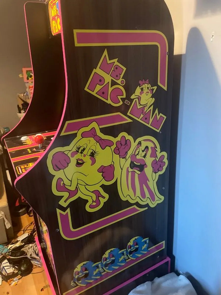 Arcade 1up mrs pac man 40th anniversary and chair - Image 1