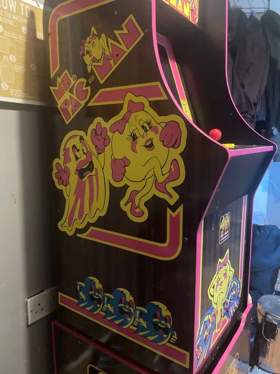 Arcade 1up mrs pac man 40th anniversary and chair - Image 2