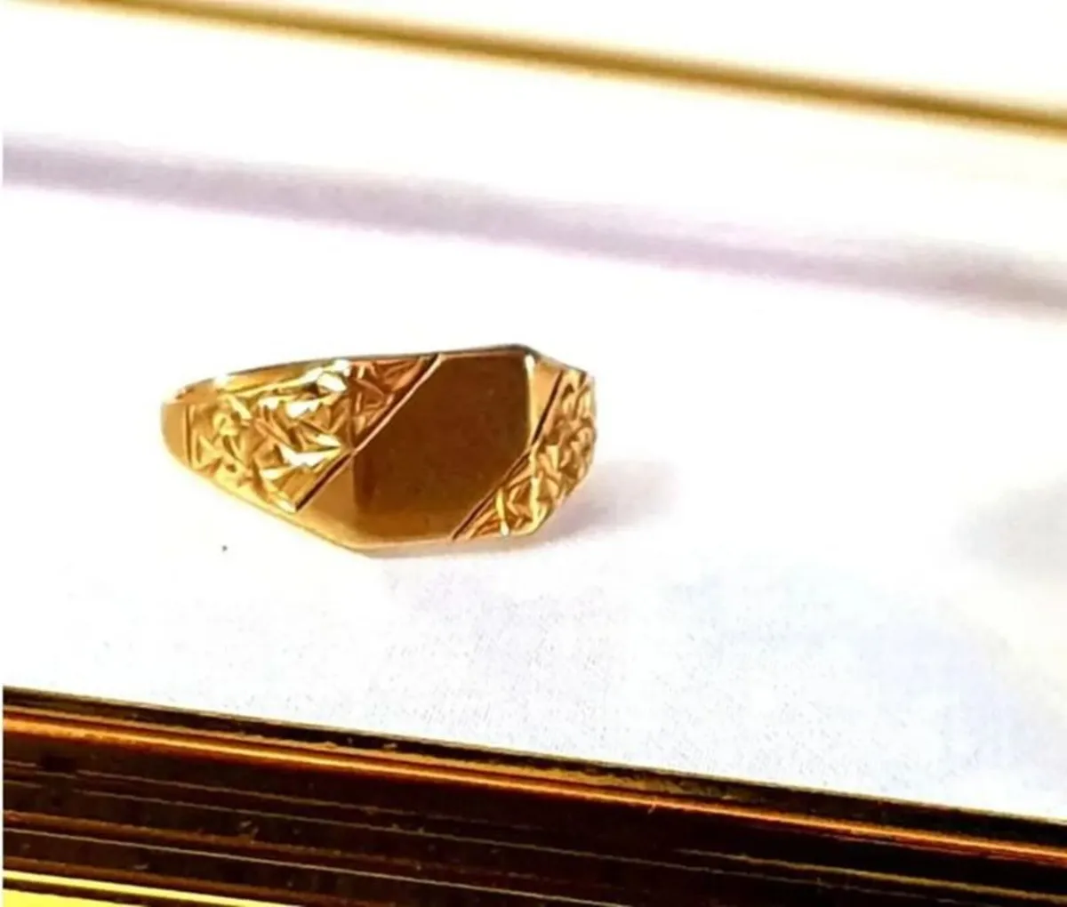 Vintage Gentlemans Signet Ring - Image 1