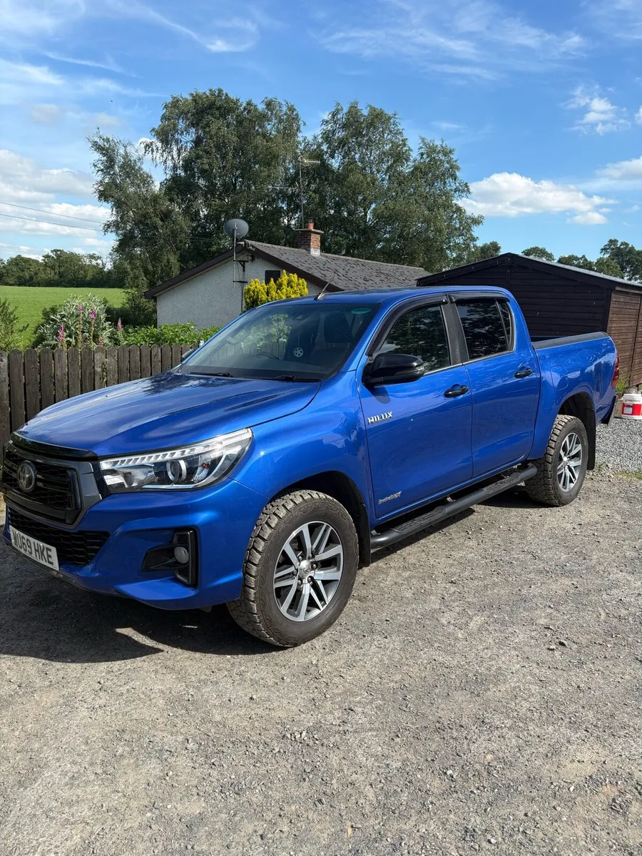 Toyota hilux invincible x - Image 3