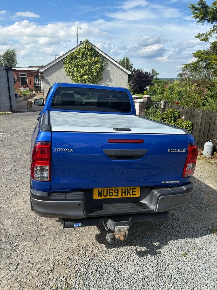 Toyota hilux invincible x - Image 4