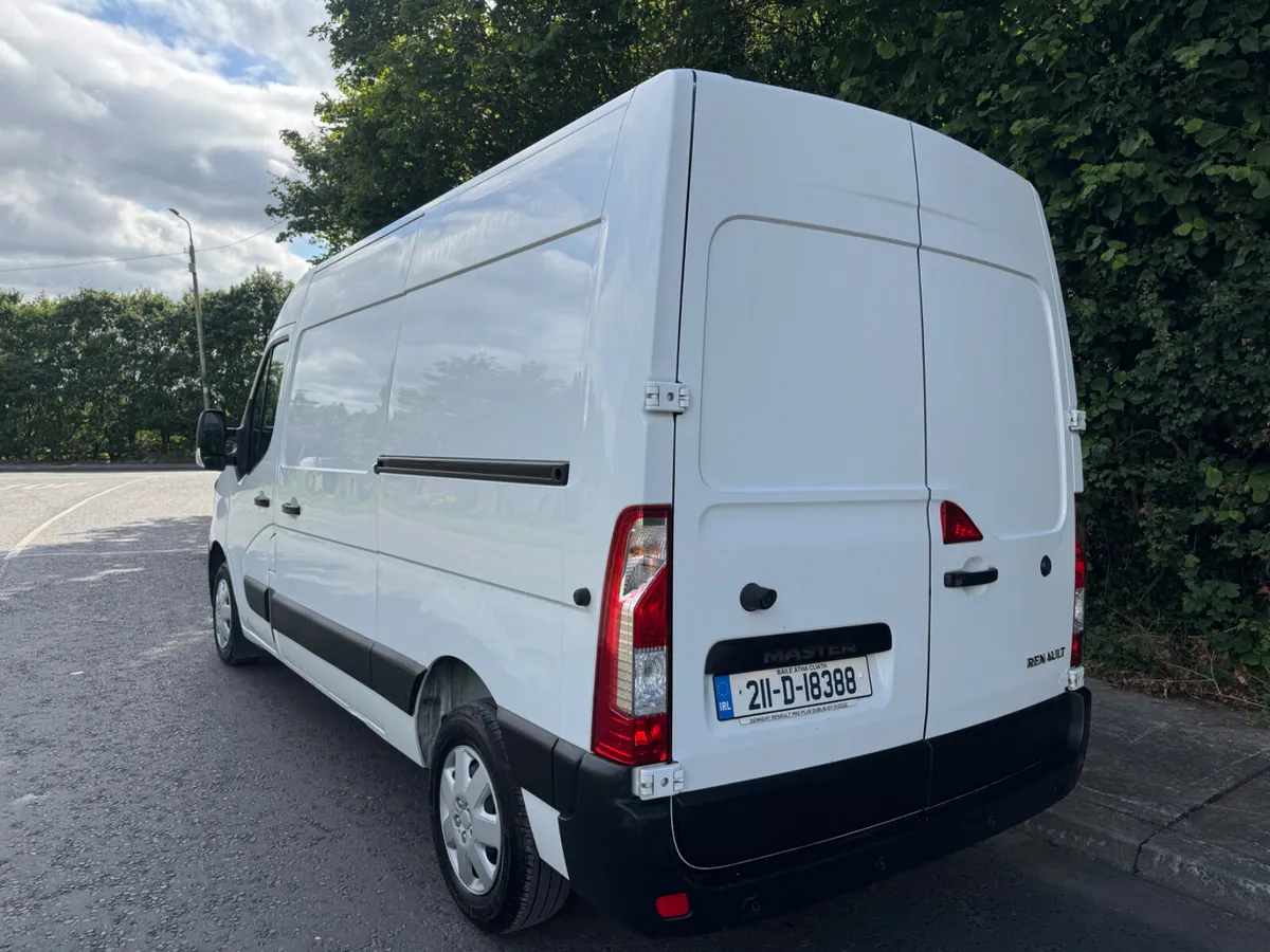 Renault Master facelift model low mileage - Image 4