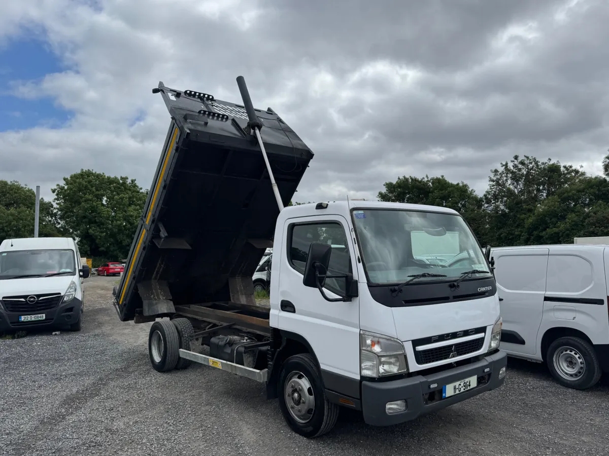 Mitsubishi Canter 7.5 tonne low mileage tipper - Image 1