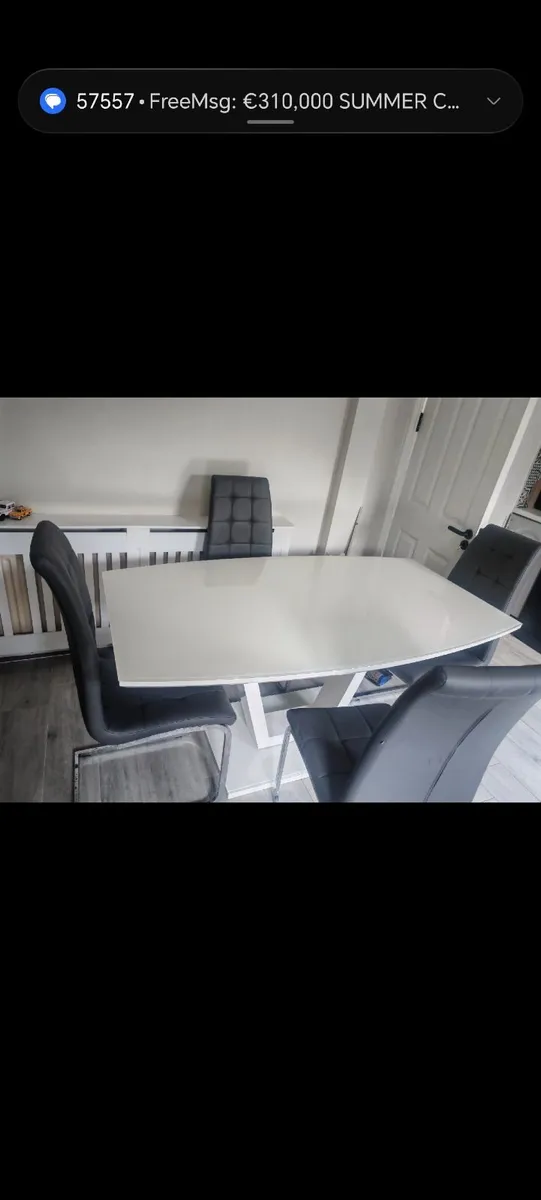Table and chairs - Image 2