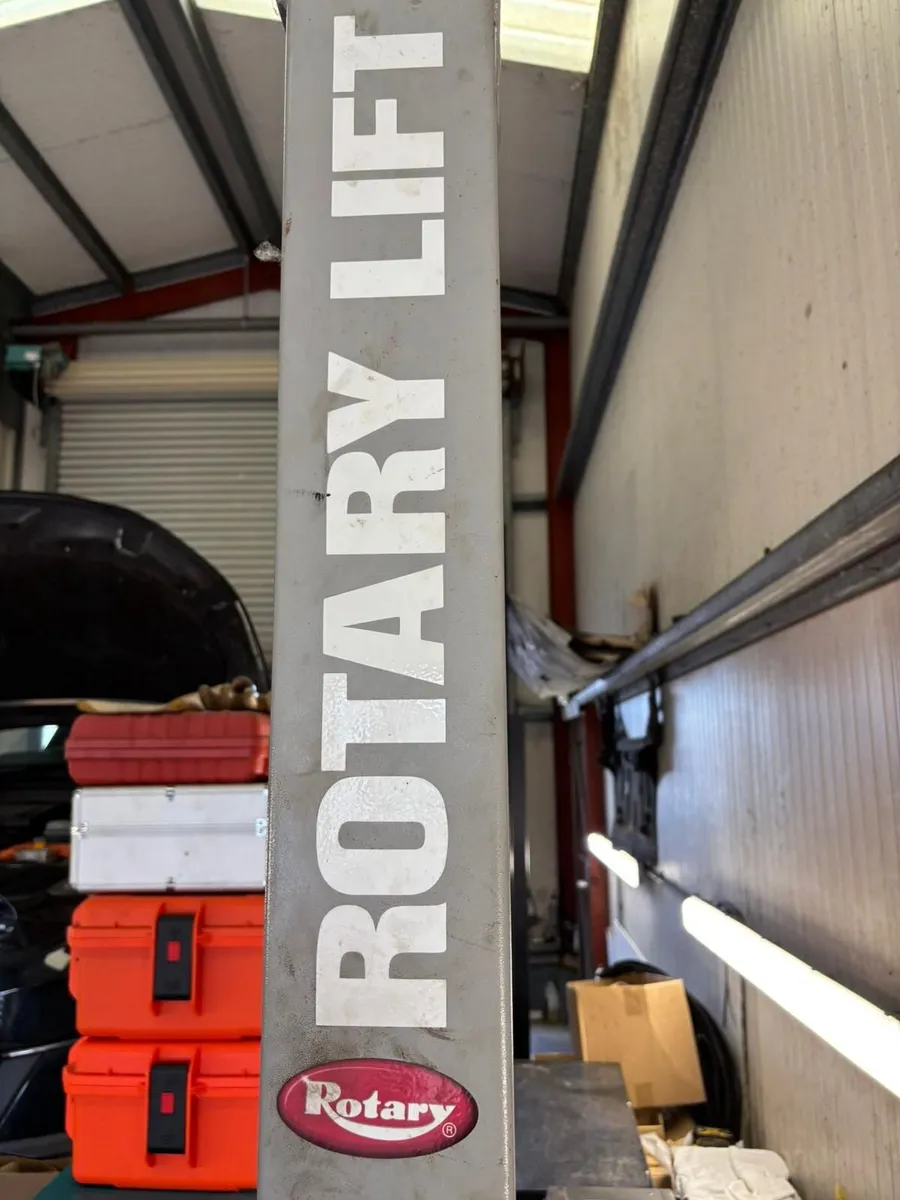 4 POST Vehicle Lift €1,219 + VAT - Image 2