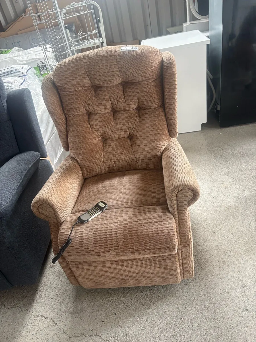 Lift and rise chair - Image 1