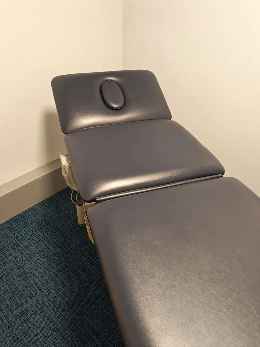 ELECTRIC MASSAGE TABLE - Image 1