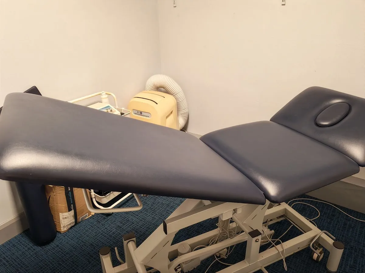 ELECTRIC MASSAGE TABLE - Image 3