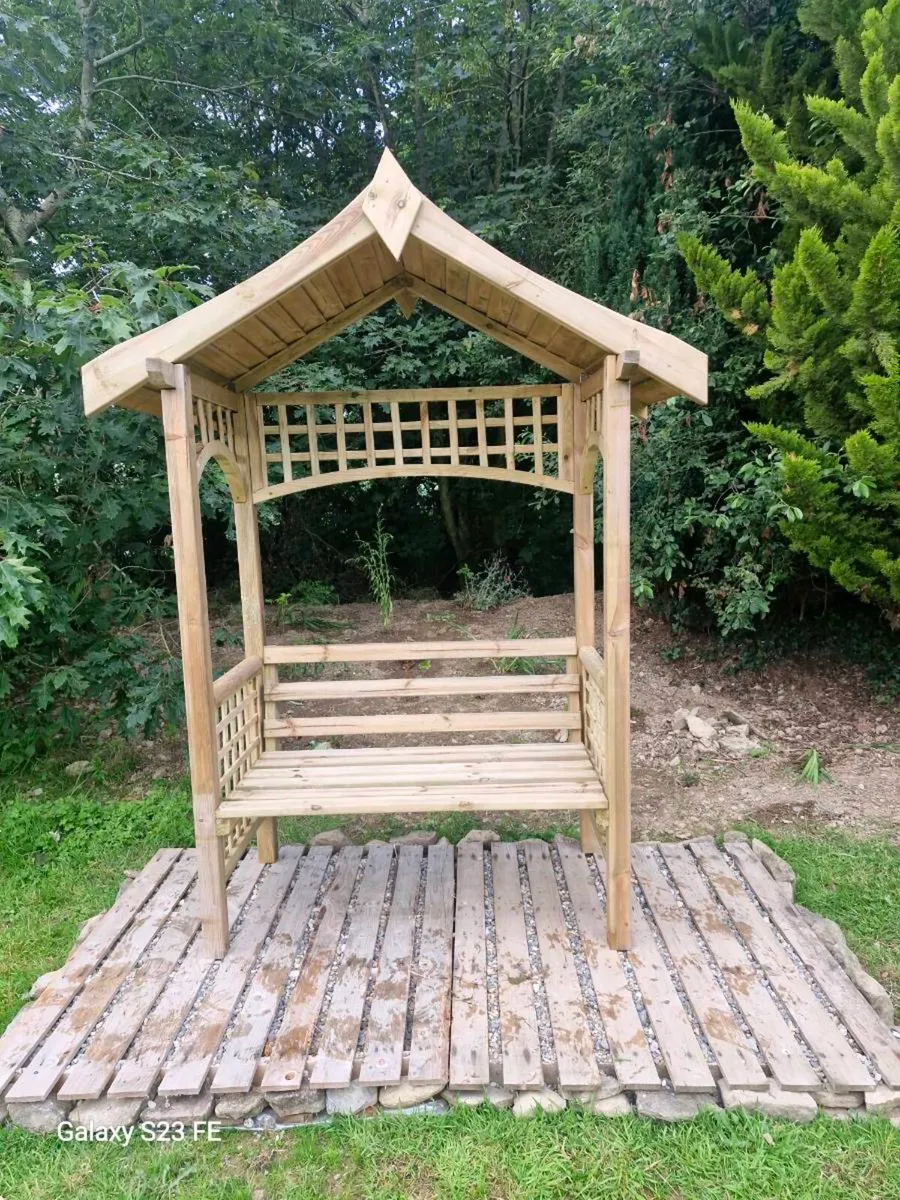 Seated Arbour - Image 1
