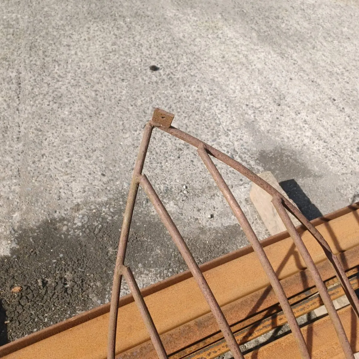 Hay rack. - Image 3