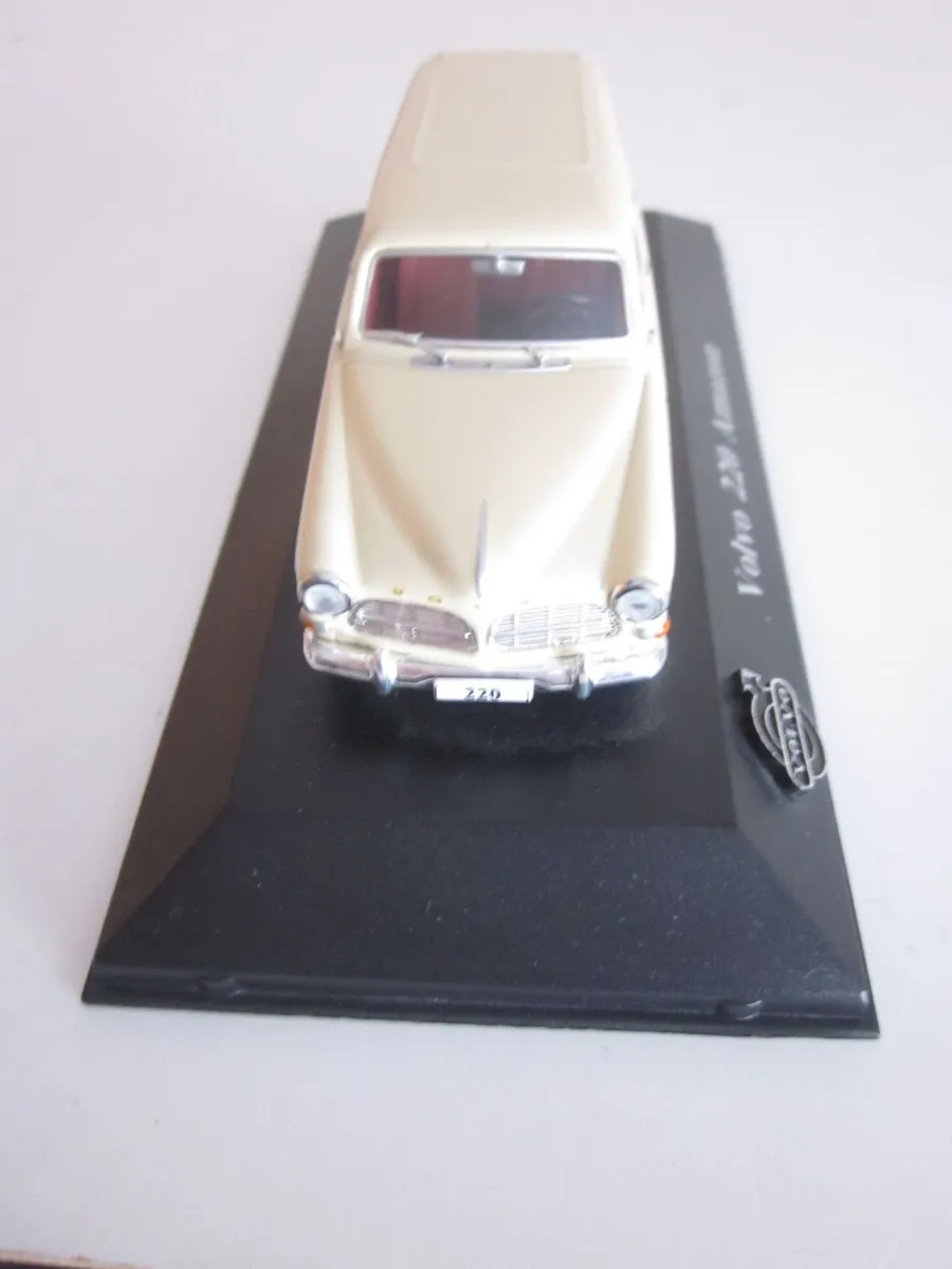 Volvo 220 Amazon White 1962 1/43 Diecast Model Car - Image 3