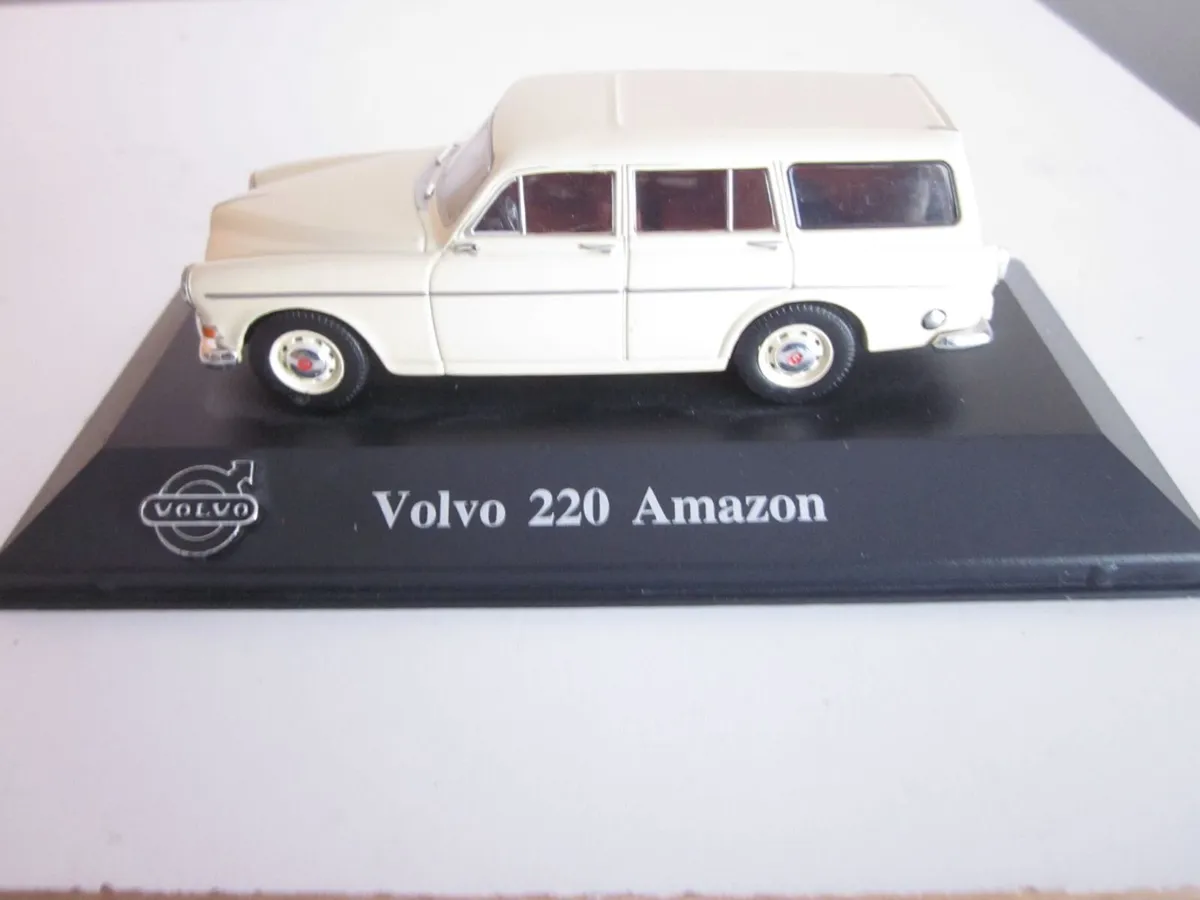 Volvo 220 Amazon White 1962 1/43 Diecast Model Car - Image 2