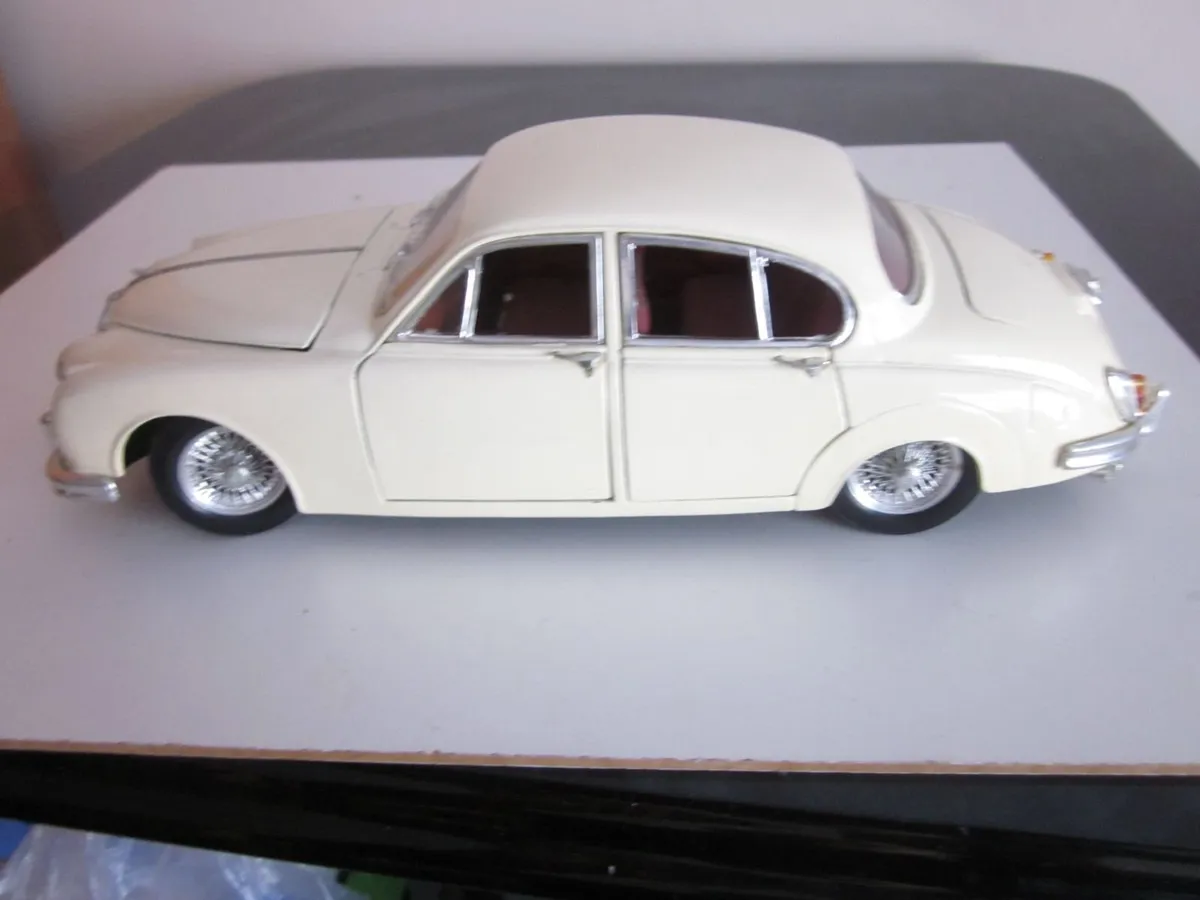 Maisto Jaguar mark ii 1959  Diecast Model Car 1/18 - Image 2