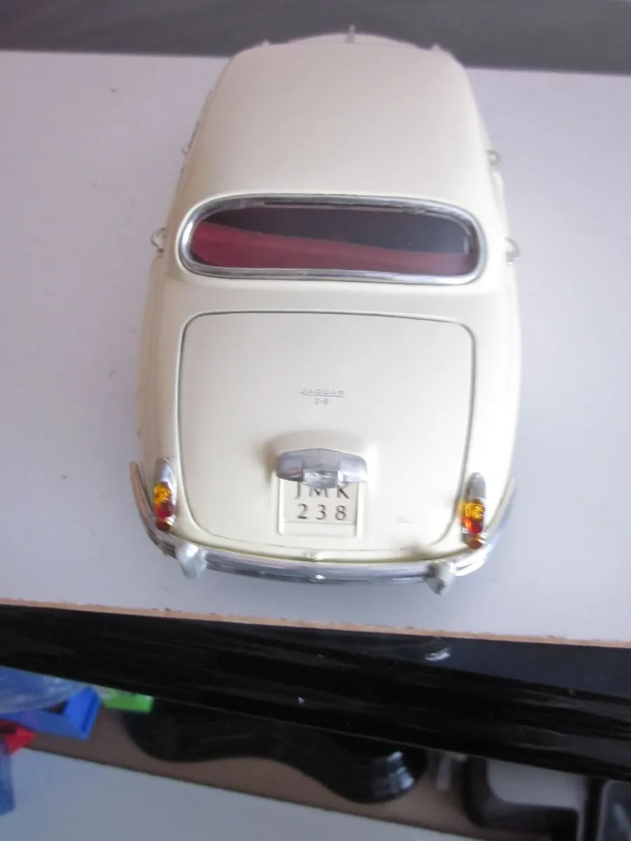 Maisto Jaguar mark ii 1959  Diecast Model Car 1/18 - Image 3