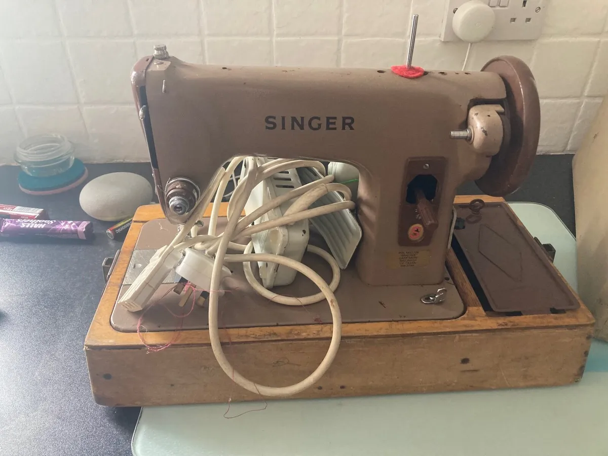 Singer sewing machine - Image 4