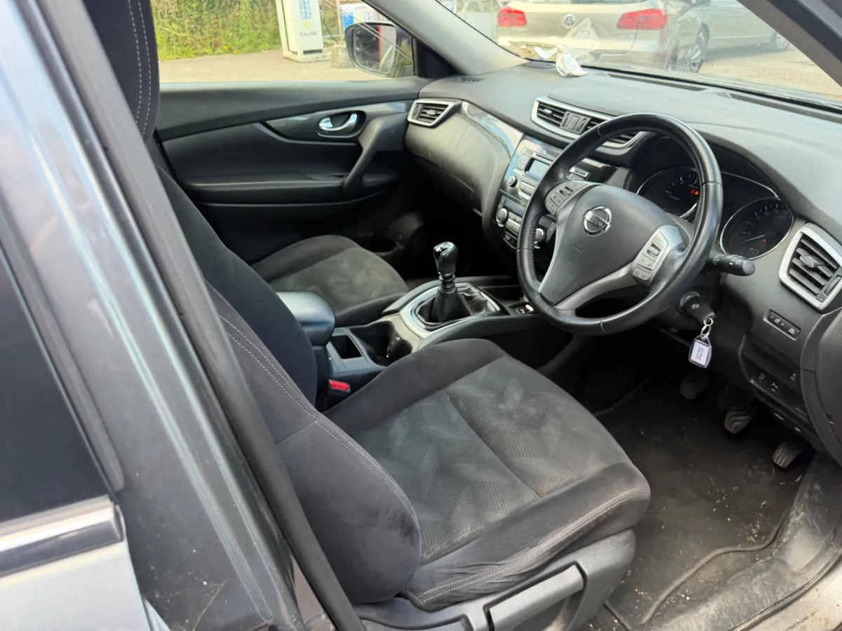181 Nissan 7 seat small mark on door - Image 4