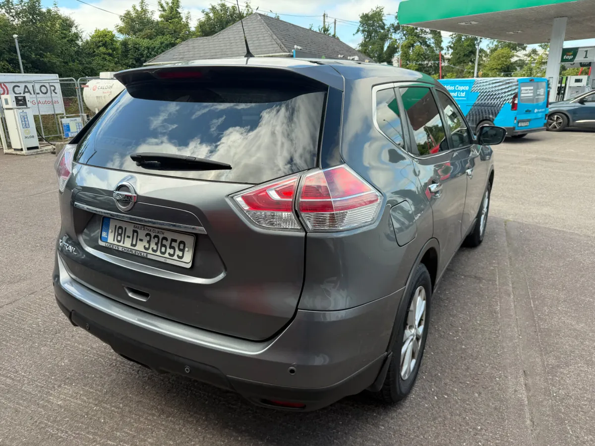 181 Nissan 7 seat small mark on door - Image 3
