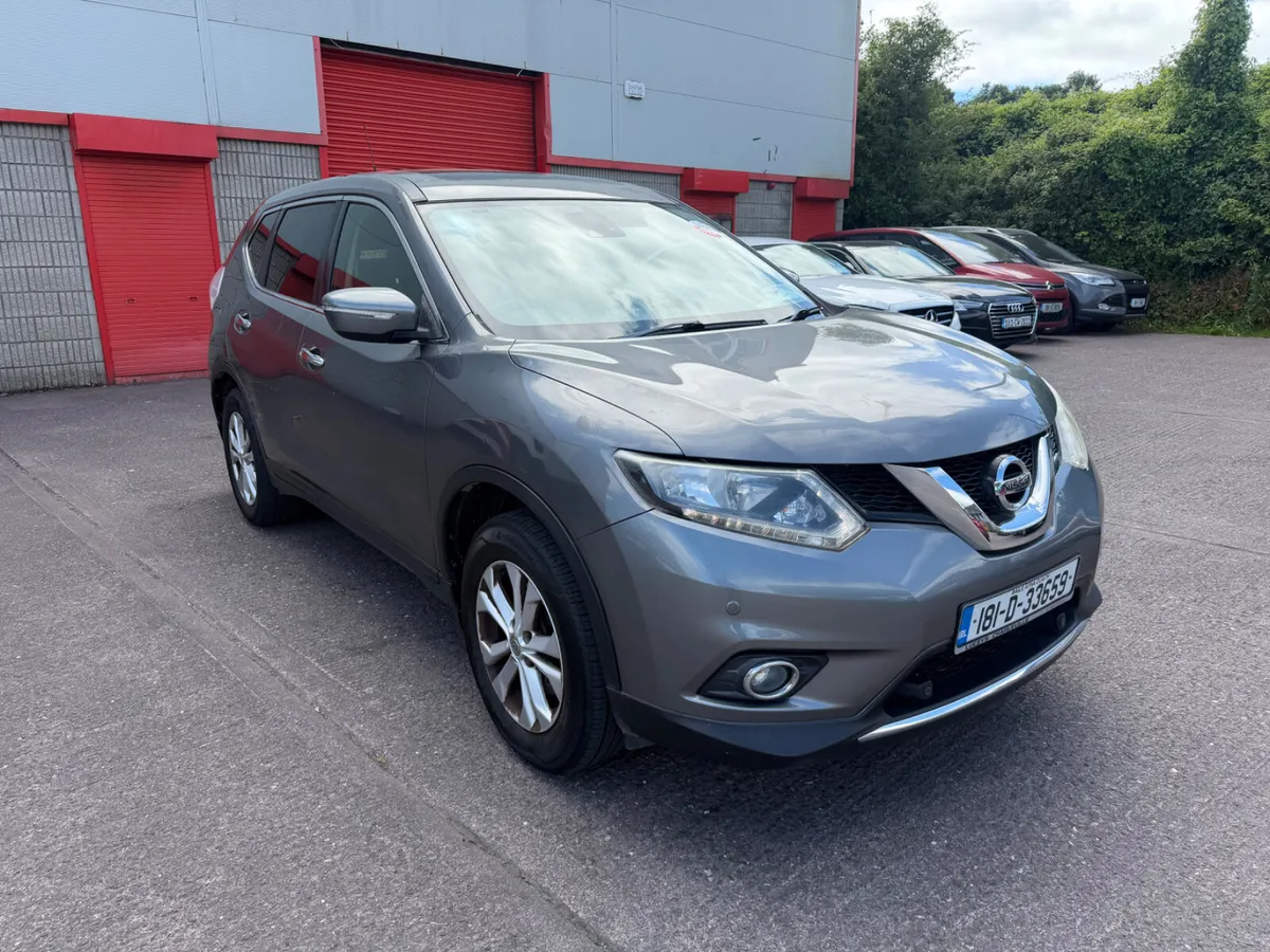 181 Nissan 7 seat small mark on door - Image 1