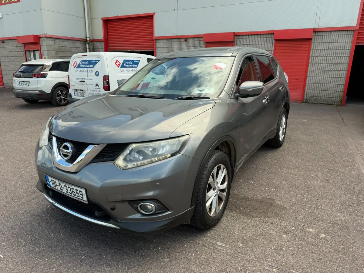 181 Nissan 7 seat small mark on door - Image 2