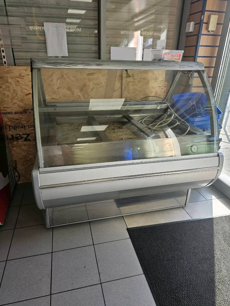 Hot deli counter