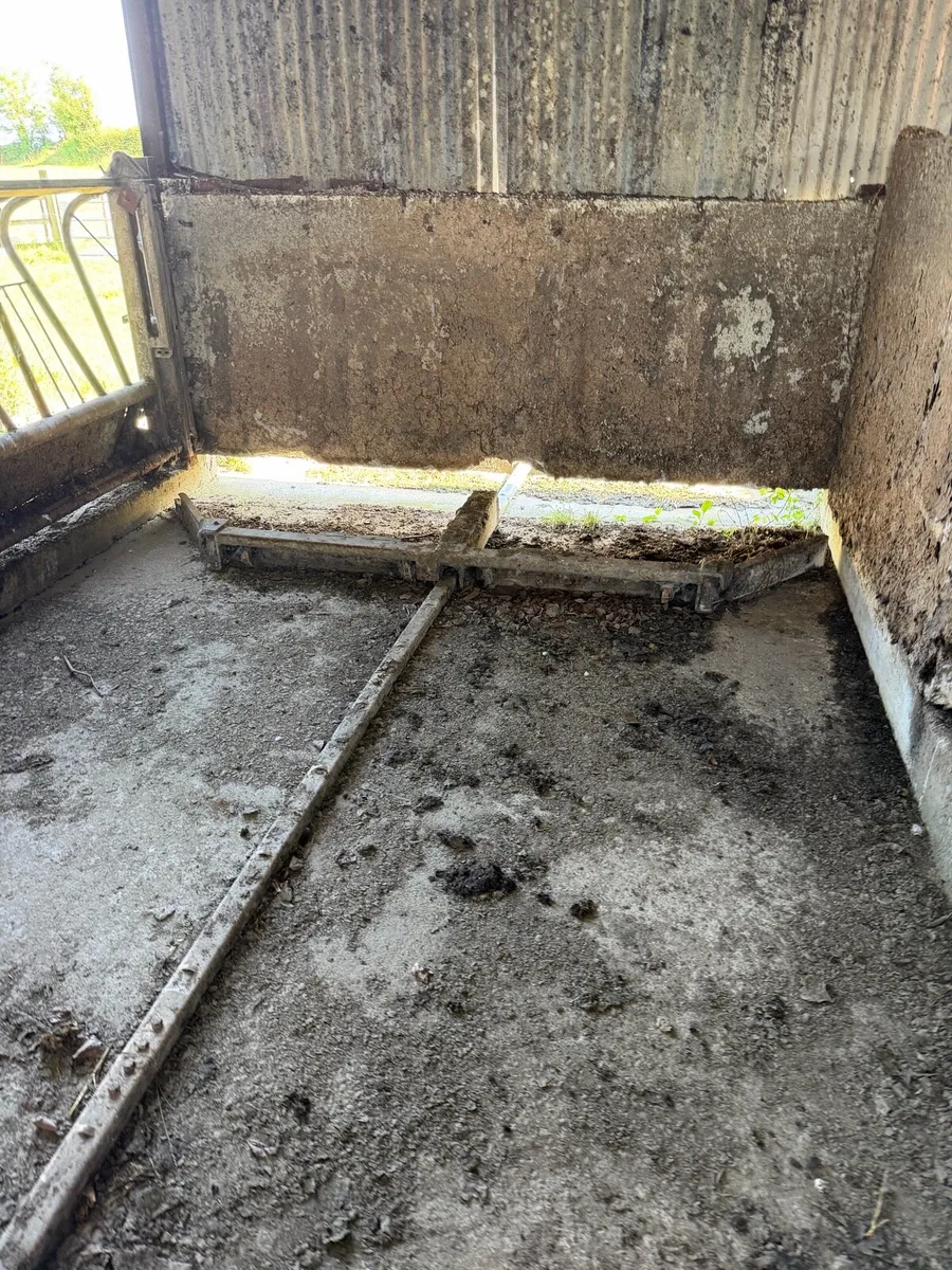 Cubicle house yard scrapers - Image 1