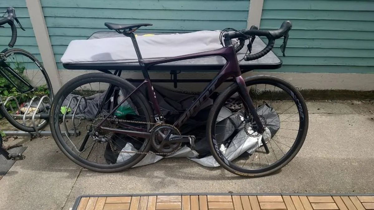 Giant Defy Advanced 1 2020 - Carbon Road Bike - Image 1