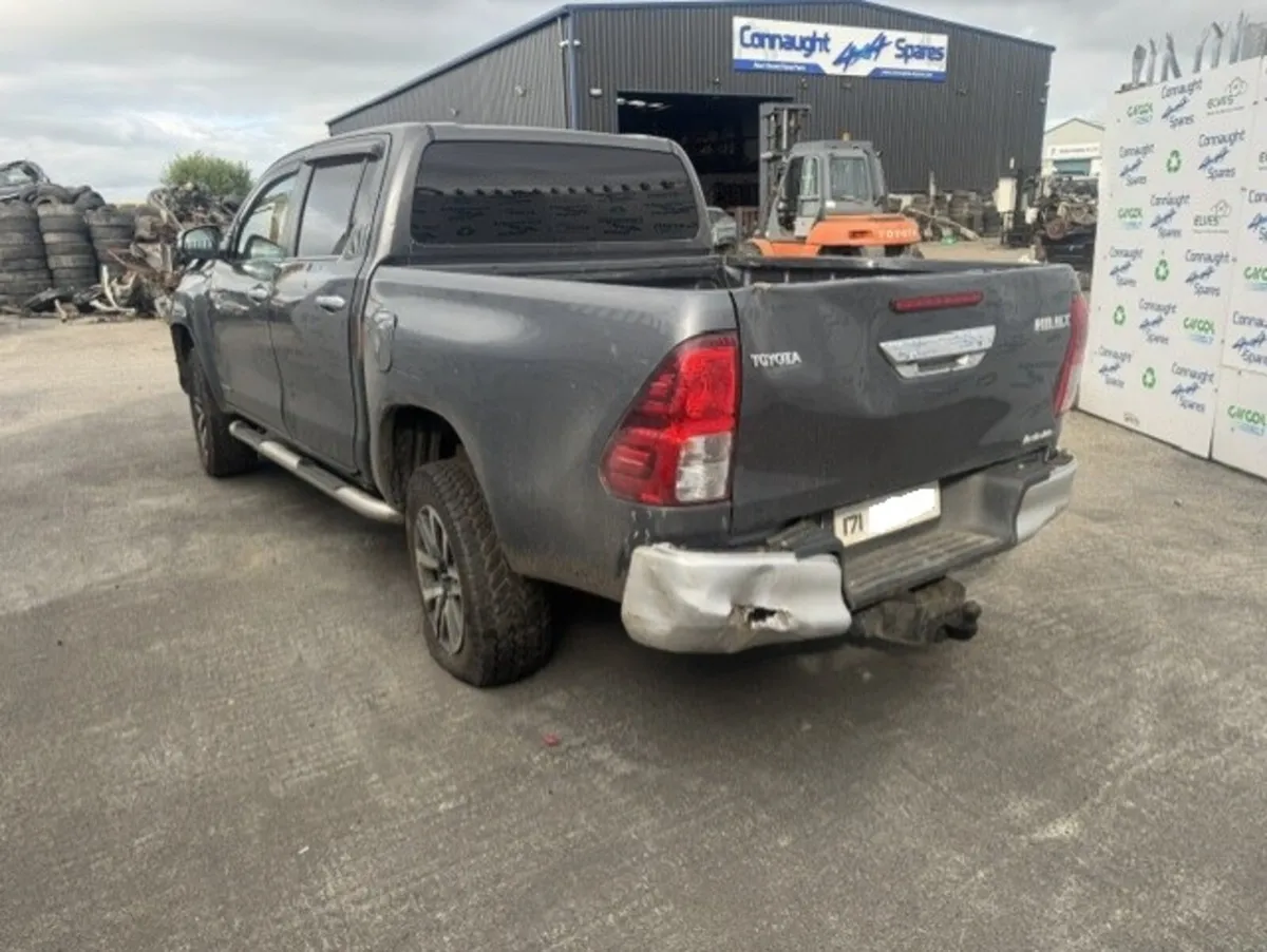 2017 TOYOTA HILUX 2.4D JUST IN FOR BREAKING - Image 3