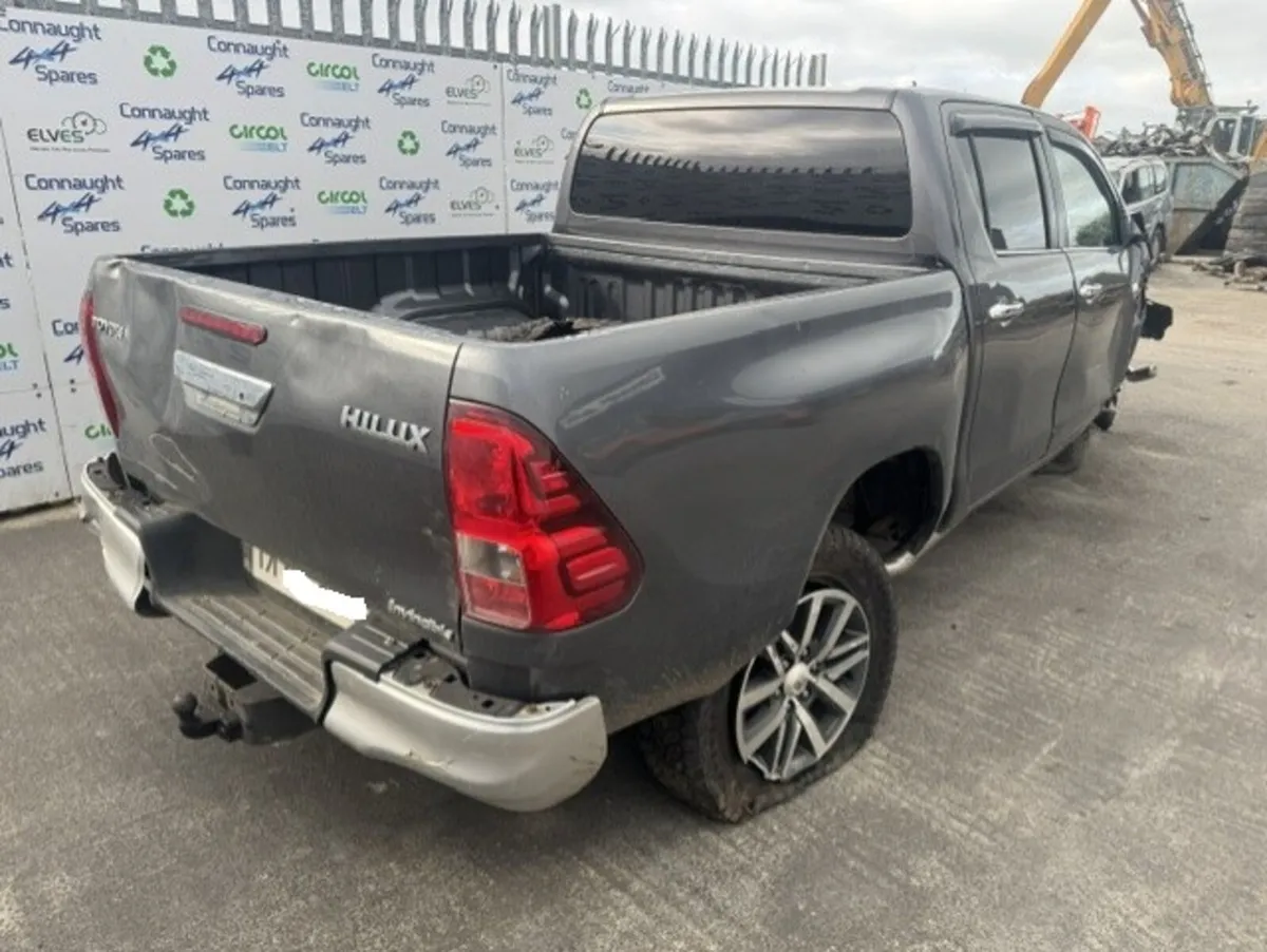 2017 TOYOTA HILUX 2.4D JUST IN FOR BREAKING - Image 4