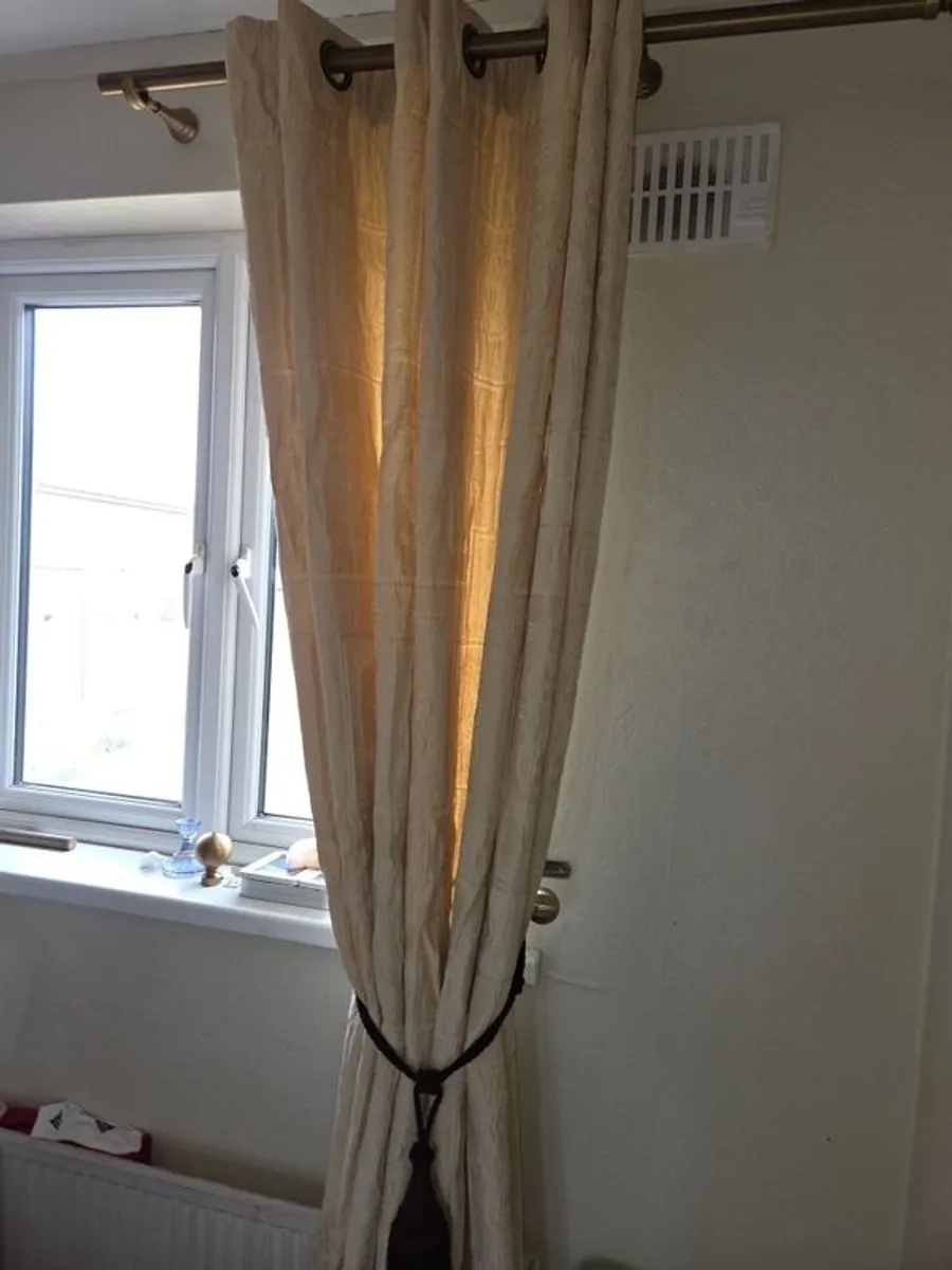 very nice pair of curtains 90 x90 pole and tie backs - Image 1