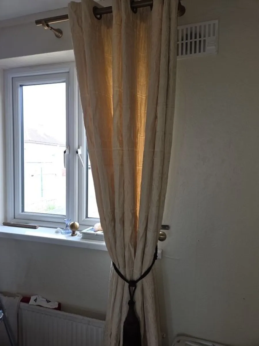 very nice pair of curtains 90 x90 pole and tie backs - Image 2