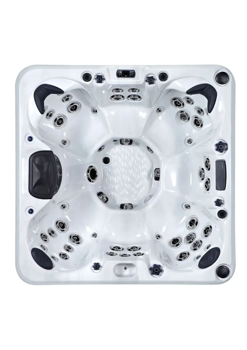 Adriana Hot Tub - Image 2