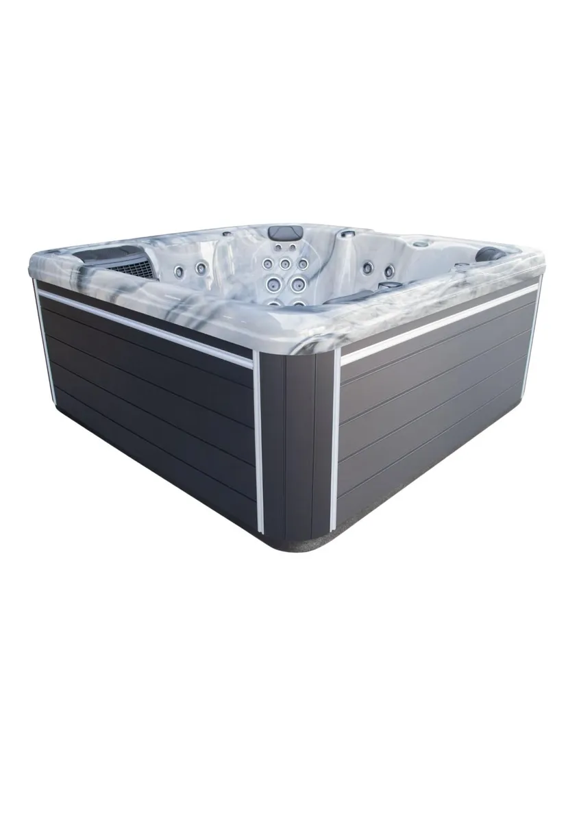 Apullia Hot Tub - Image 3