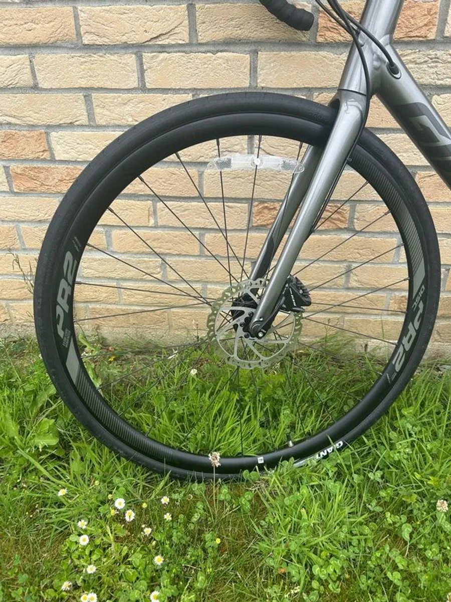 Giant Contend SL 1 Disc Road Bike in Grey - Image 2