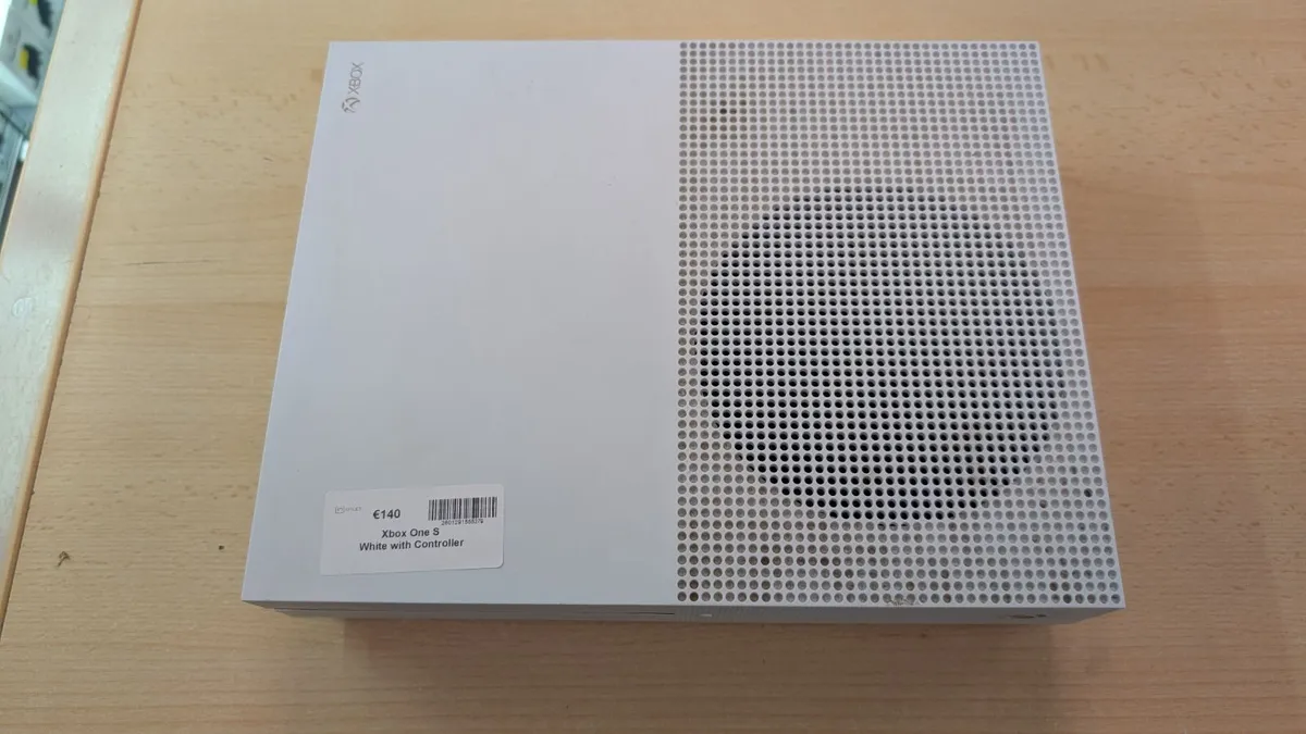 Xbox 1S White + Controller - Image 1