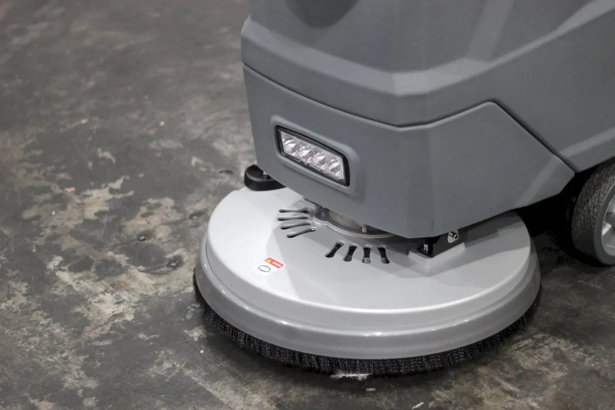 W53SP Self Propelled Scrubber Dryer Hire - Image 3