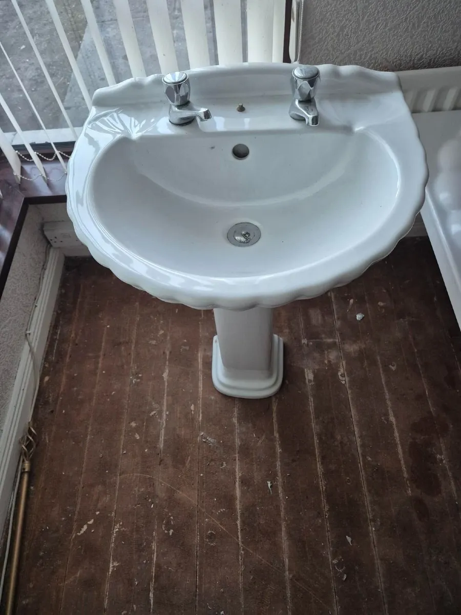 bathroom suite - Image 3
