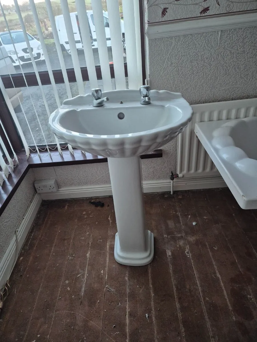 bathroom suite - Image 4
