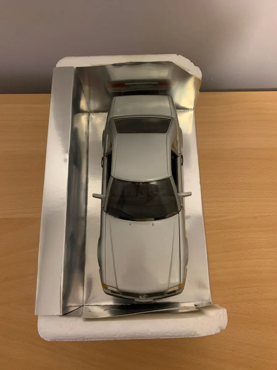 Mercedes 500 SL 32 Coupe 1/18 Revell Metal Model - Image 2