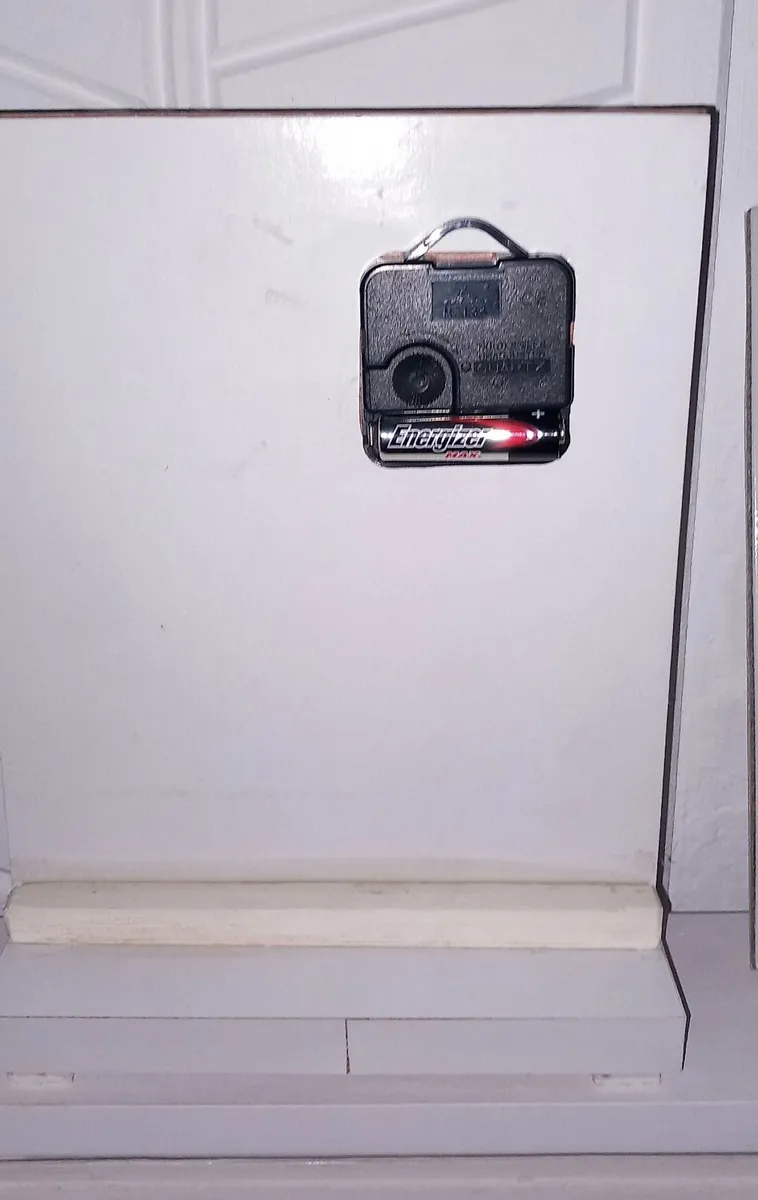 Handmade Minimalist Ceramic Tile Clocks – Battery - Image 4