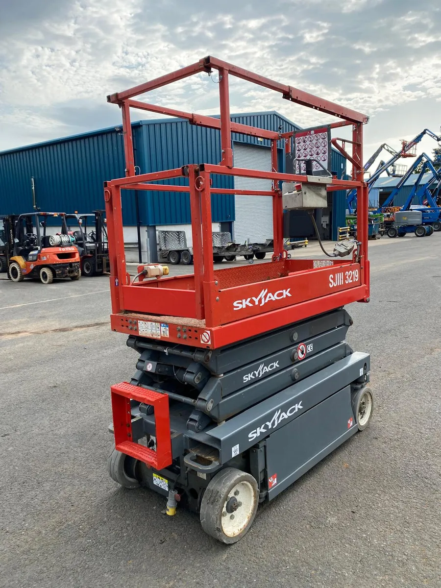 2016 SKYJACK SJ 3219 25FT NARROW ELECTRIC SCISSOR - Image 4