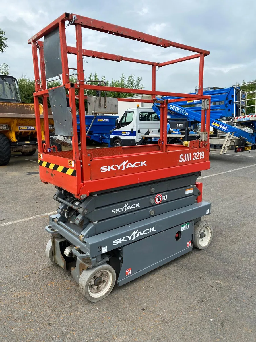 2016 SKYJACK SJ 3219 25FT NARROW ELECTRIC SCISSOR - Image 1