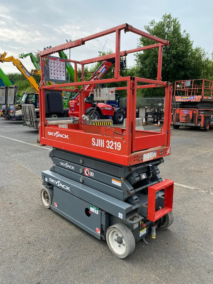 2016 SKYJACK SJ 3219 25FT NARROW ELECTRIC SCISSOR - Image 3