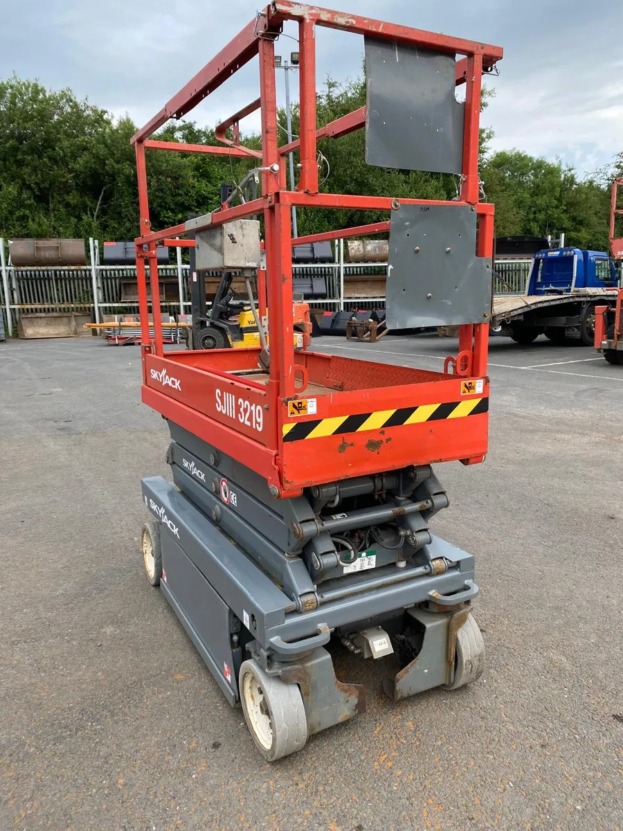 2016 SKYJACK SJ 3219 25FT NARROW ELECTRIC SCISSOR - Image 2