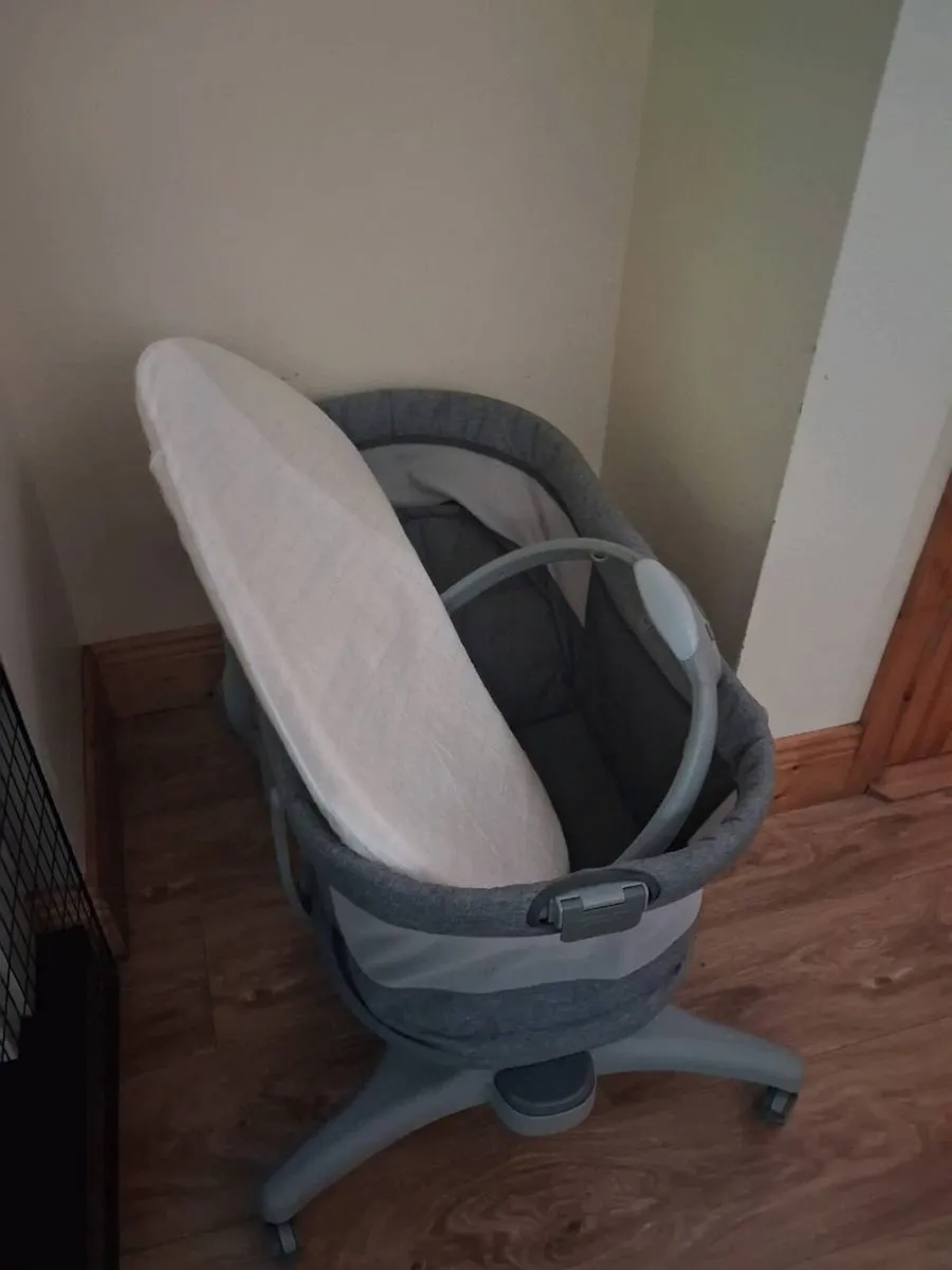 Baby crib and 5 in 1 all rounder - Image 3