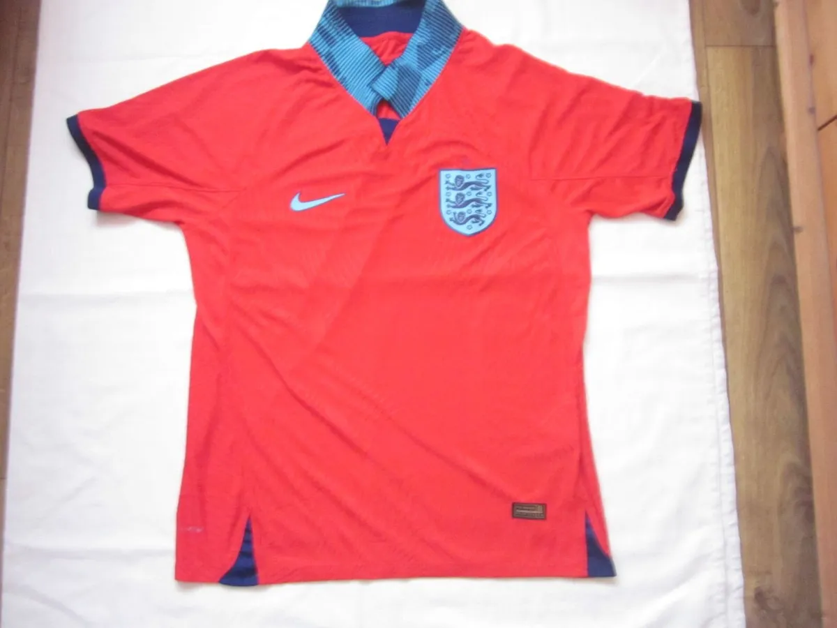 Nike England 2022-23 World Cup Away Shirt XL - Image 1