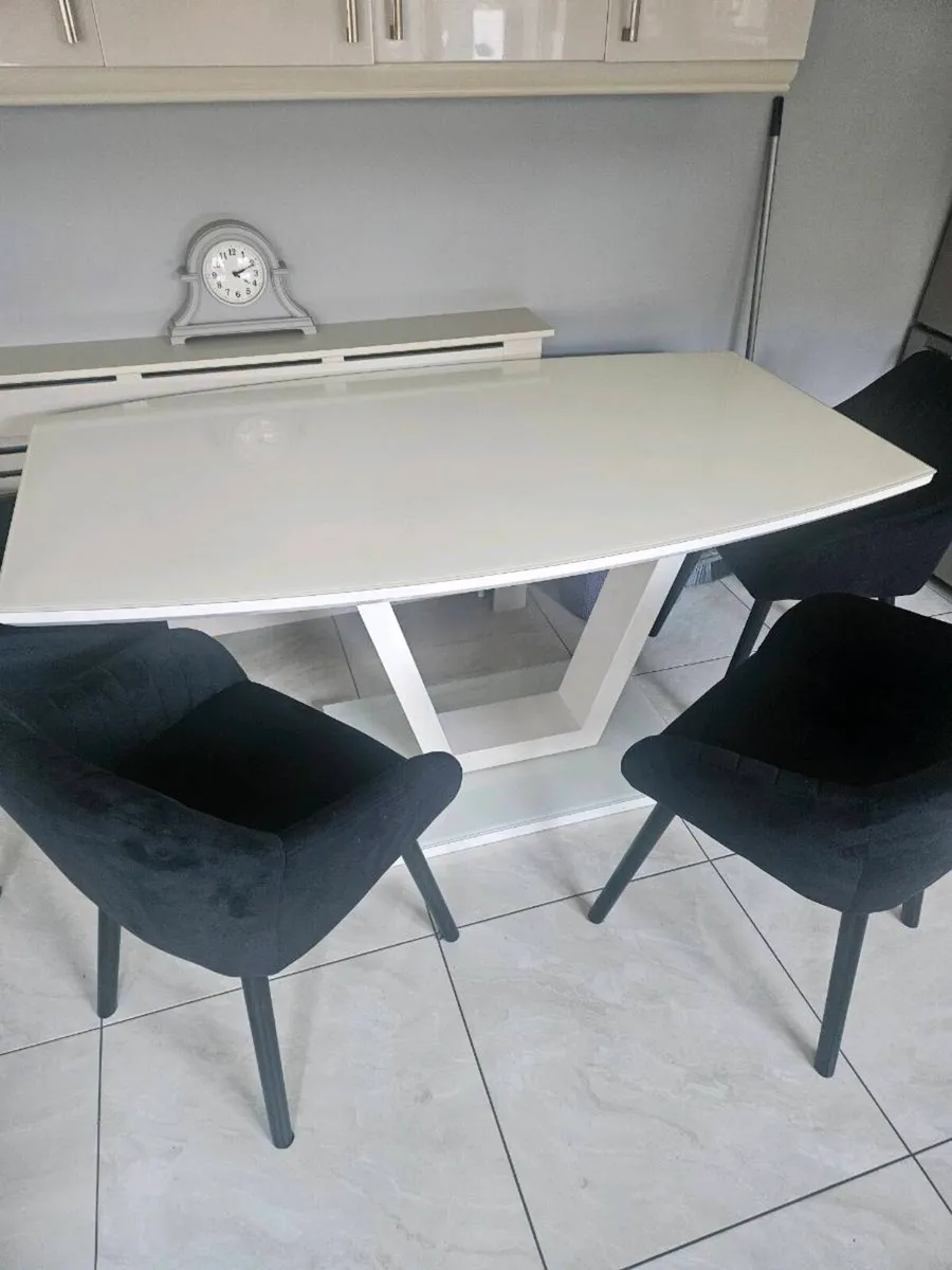 Table and chairs - Image 1