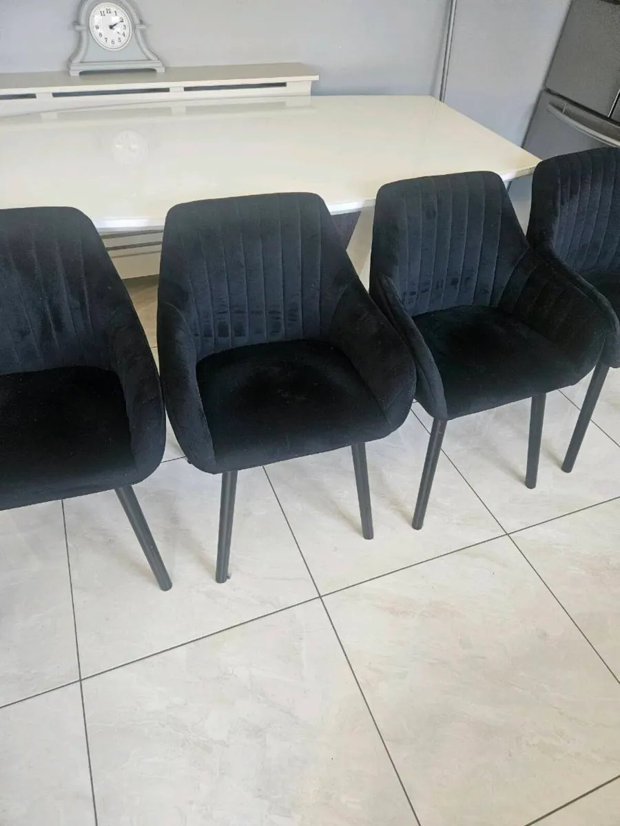 Table and chairs - Image 2